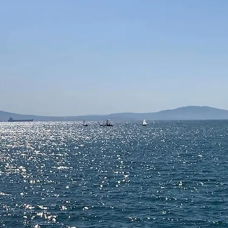 شقة White Home-apartament بورغاس