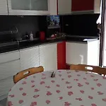 شقة White Home-apartament بورغاس
